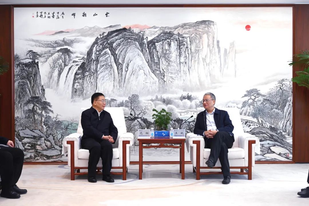 中國(guó)電建黨委副書記、總經(jīng)理王斌與內(nèi)蒙古自治區(qū)黨委常委、呼和浩特市委書記包鋼會(huì)談