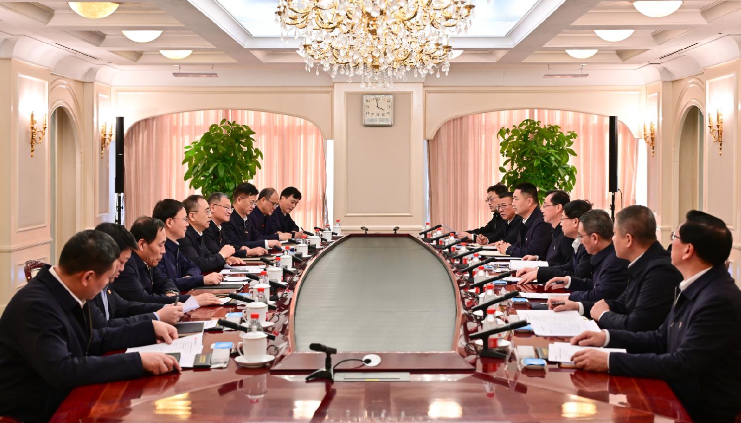大唐集團(tuán)董事長鄒磊、總經(jīng)理張傳江與中國安能董事長陳奕輝、總經(jīng)理周慶豐會(huì)談