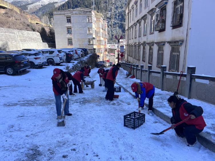挺膺擔(dān)當(dāng)志愿服務(wù)，清冰除雪保障安全