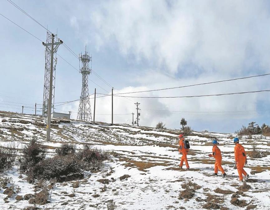 雪后特巡高海拔地區(qū)線(xiàn)路
