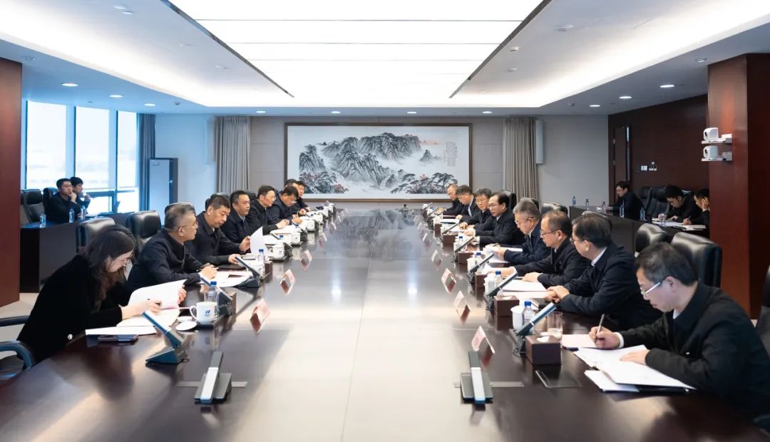 華電集團(tuán)董事長(zhǎng)江毅、總經(jīng)理葉向東與哈電集團(tuán)董事長(zhǎng)曹志安、總經(jīng)理黃偉舉行會(huì)談