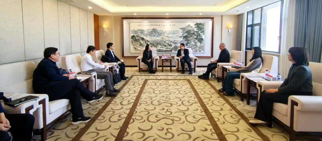 中國(guó)農(nóng)業(yè)銀行吉林省分行黨委委員、副行長(zhǎng)兼長(zhǎng)春分行黨委書記、行長(zhǎng)曹紅一行拜訪華電吉林公司